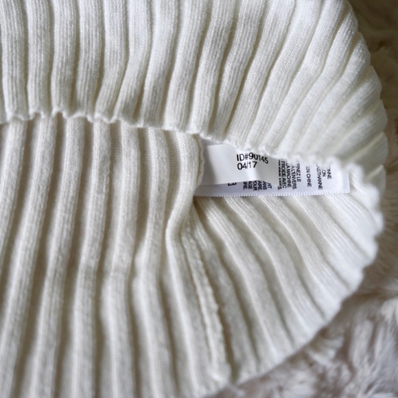 EXPRESS - V-neck zip up top ribbed half sleeve -  off white  - Size Small - Picture 9 of 9